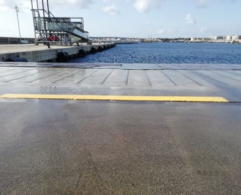 Obra de reparación de muelle tacon poniente puerto Son Blanc Ciutadella Menorca
